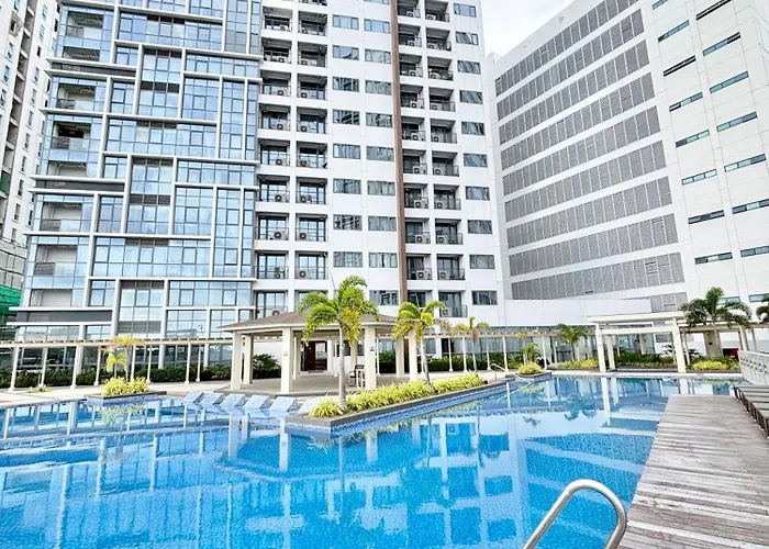 Modern 1 Bedroom Unit With Pool View