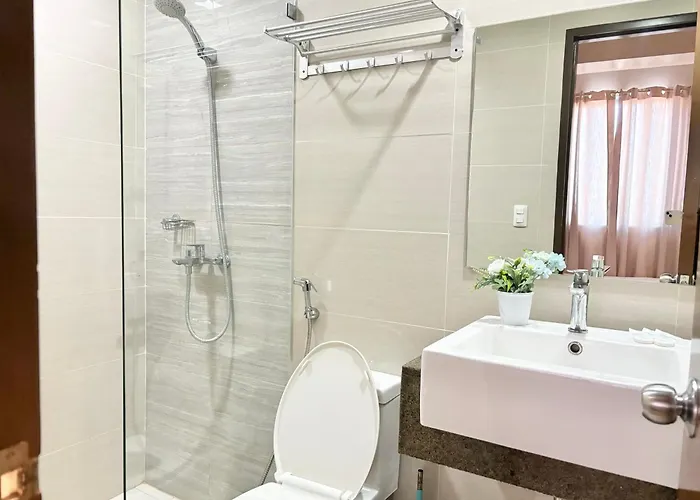 Modern 1 Bedroom Unit With Pool View *